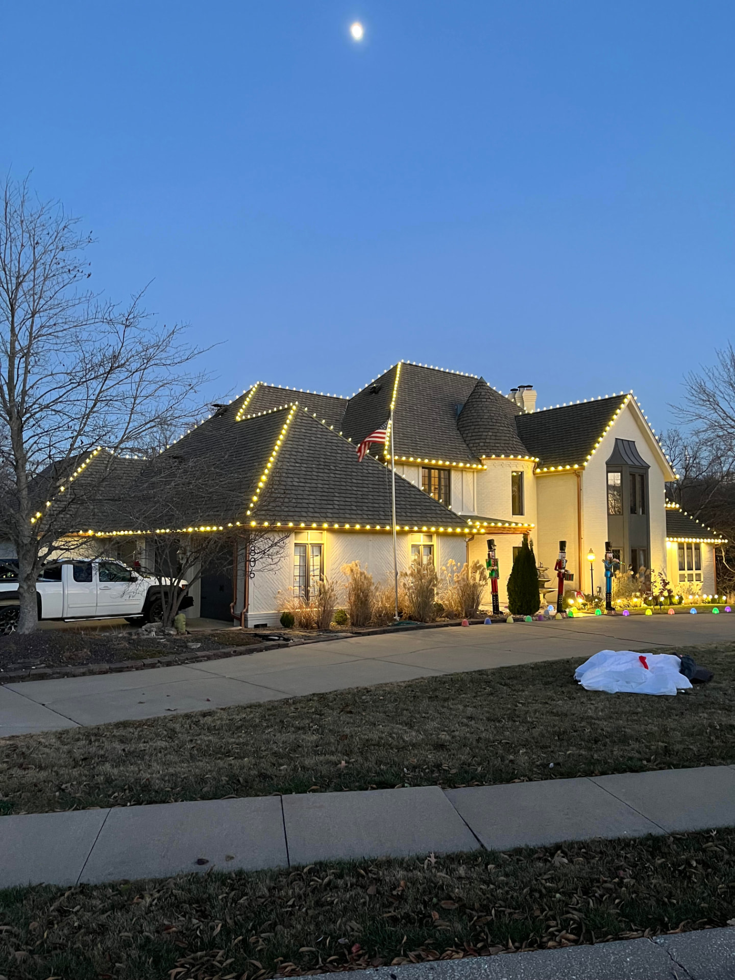 St. Louis area home professionally decorated with warm white Christmas lights by Midwest Elves